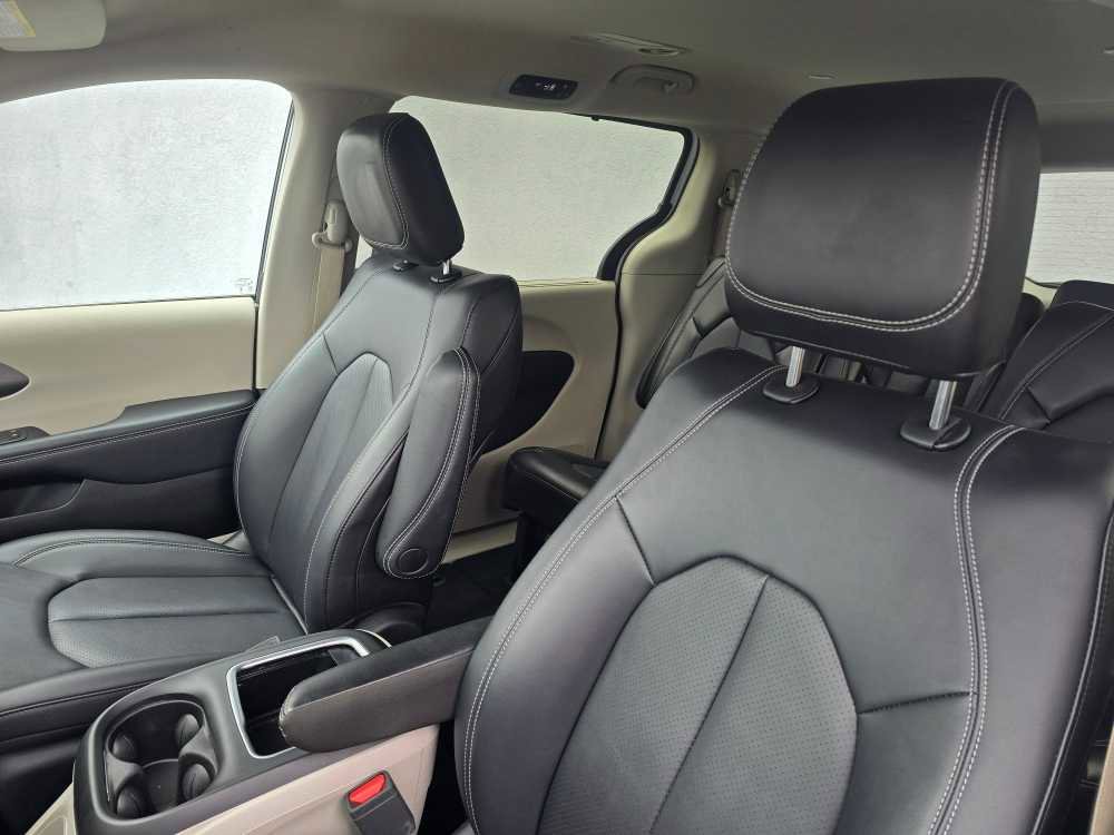 Used 2024 Chrysler Pacifica Touring-L image 17