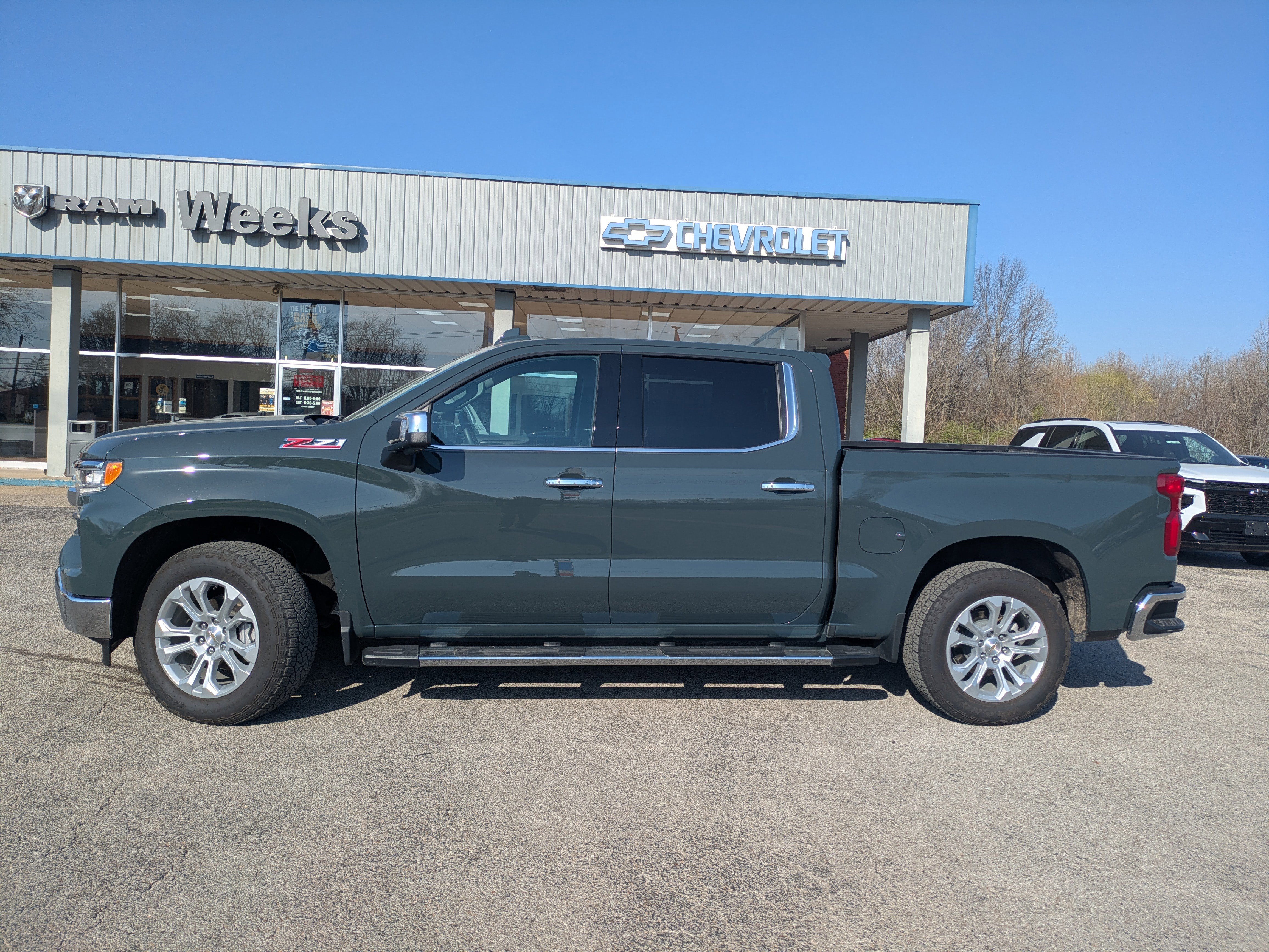 Used 2025 Chevrolet Silverado 1500 LTZ AWD/4WD image 3