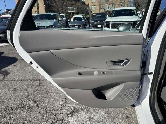 Certified 2025 Hyundai Elantra SEL FWD image 10