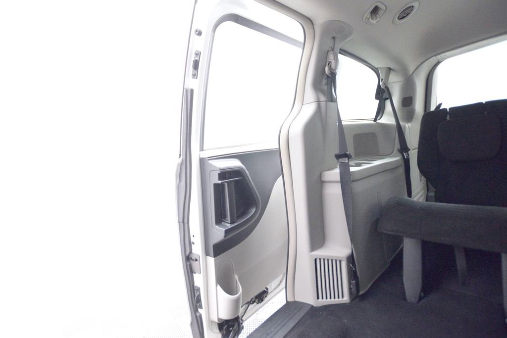 Used 2012 Chrysler Town & Country Touring image 13