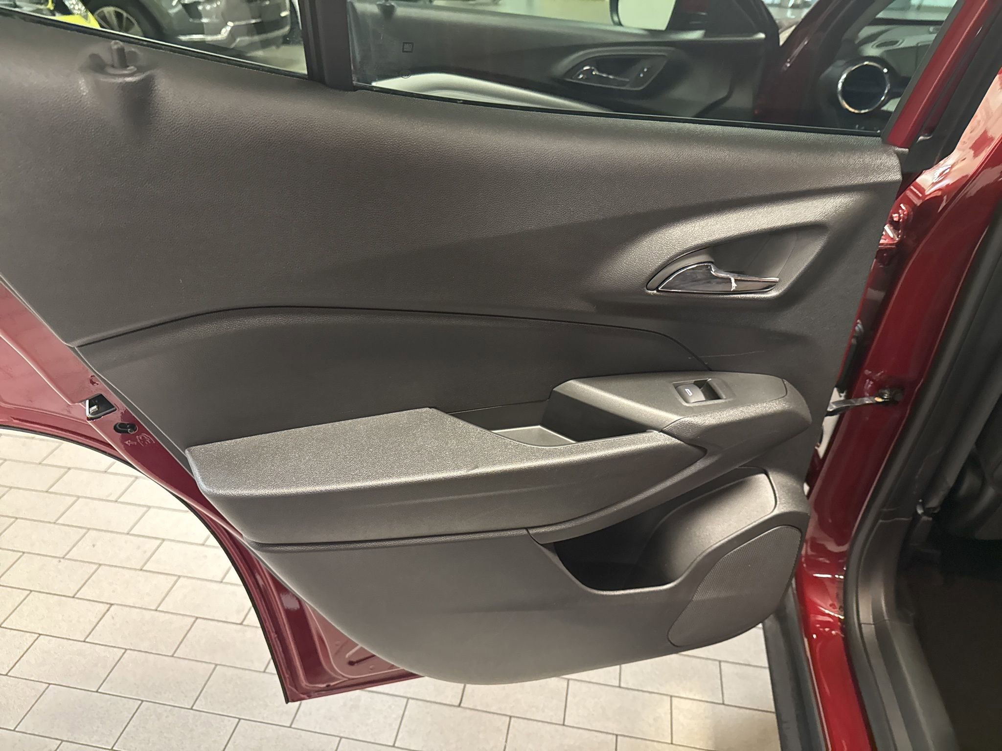 Used 2025 Chevrolet Trax LT w/ LT Convenience Package image 24