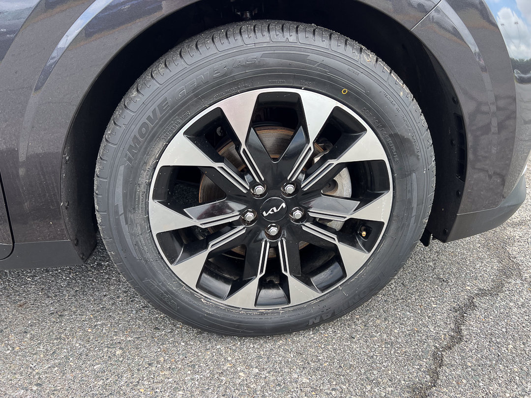 Used 2024 Kia Carnival EX FWD image 14