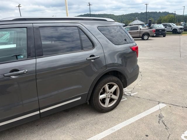Used 2017 Ford Explorer XLT AWD/4WD image 4