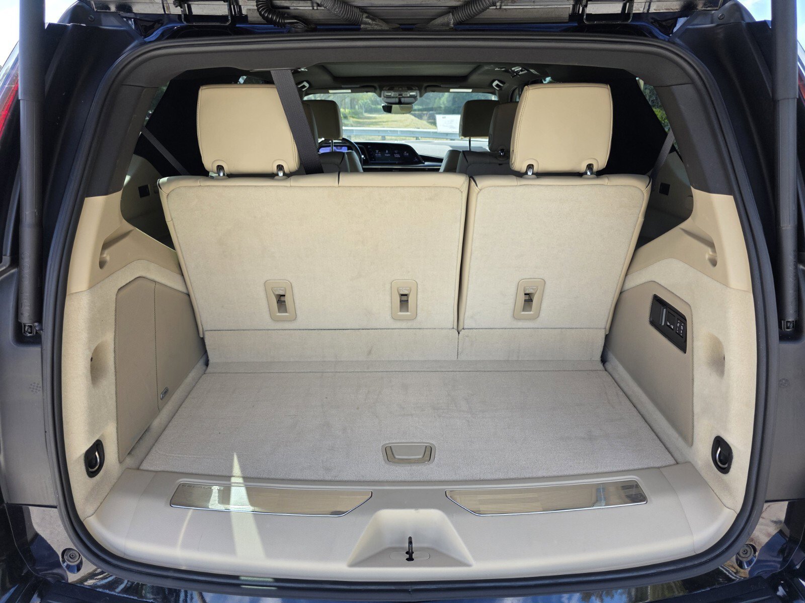 Used 2023 Cadillac Escalade Premium Luxury image 23