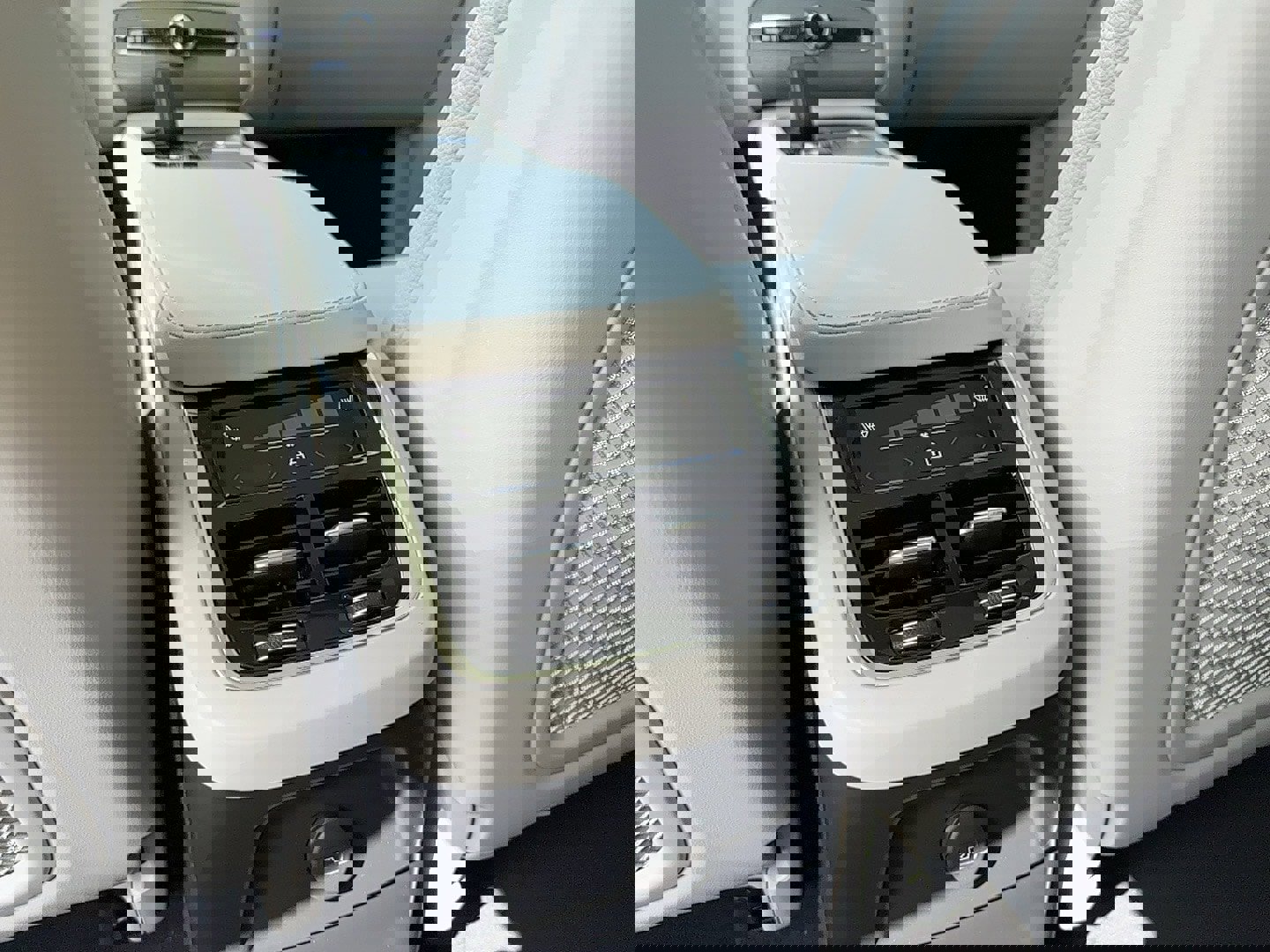 New 2025 Volvo XC90 T8 Plus w/ Protection Package Premier image 18