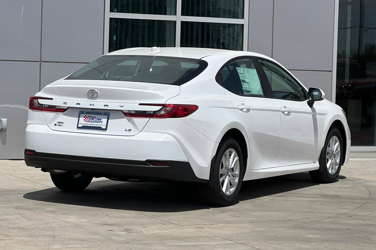 Used 2025 Toyota Camry Hybrid AWD/4WD image 4