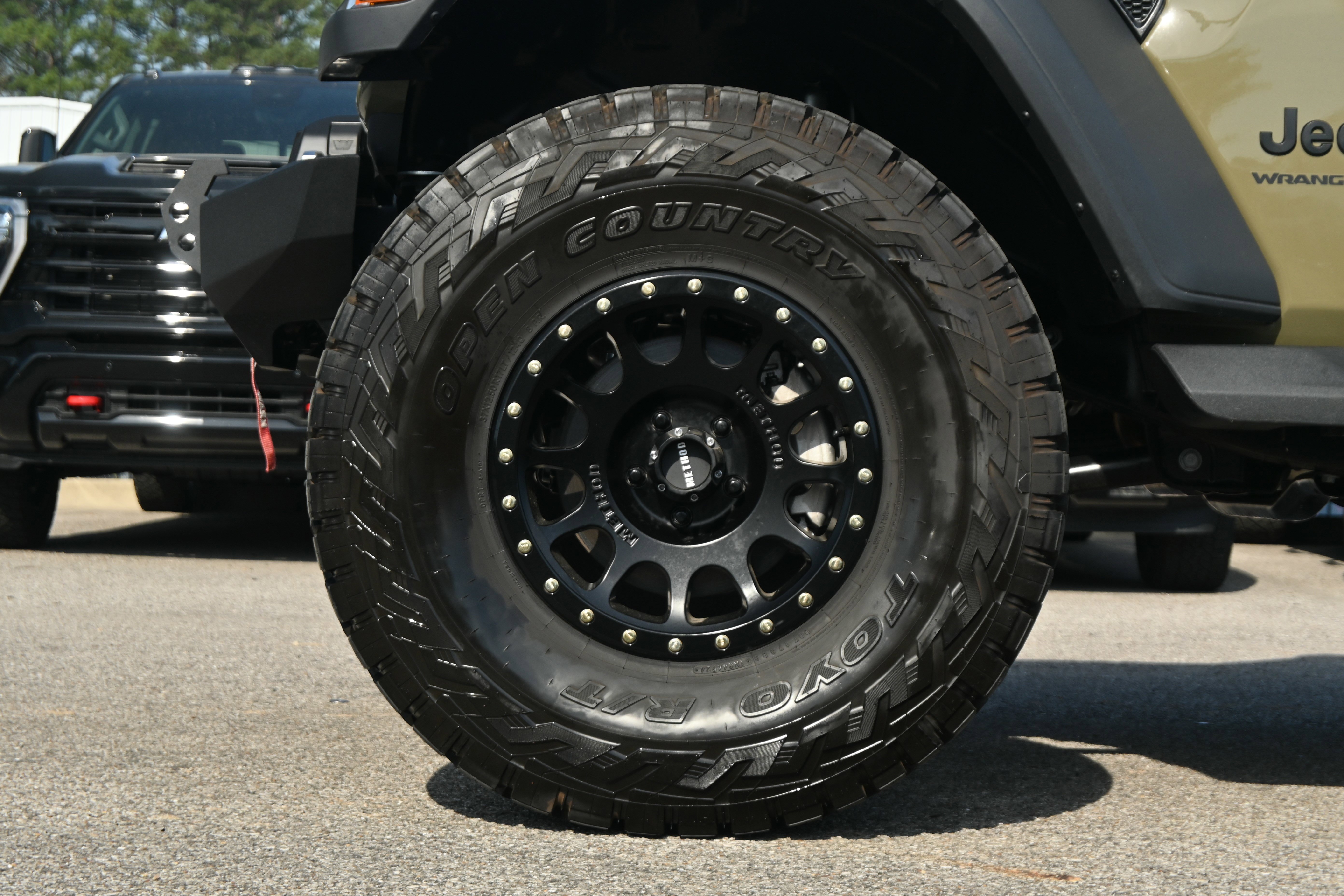 Used 2025 Jeep Wrangler Sport S image 23