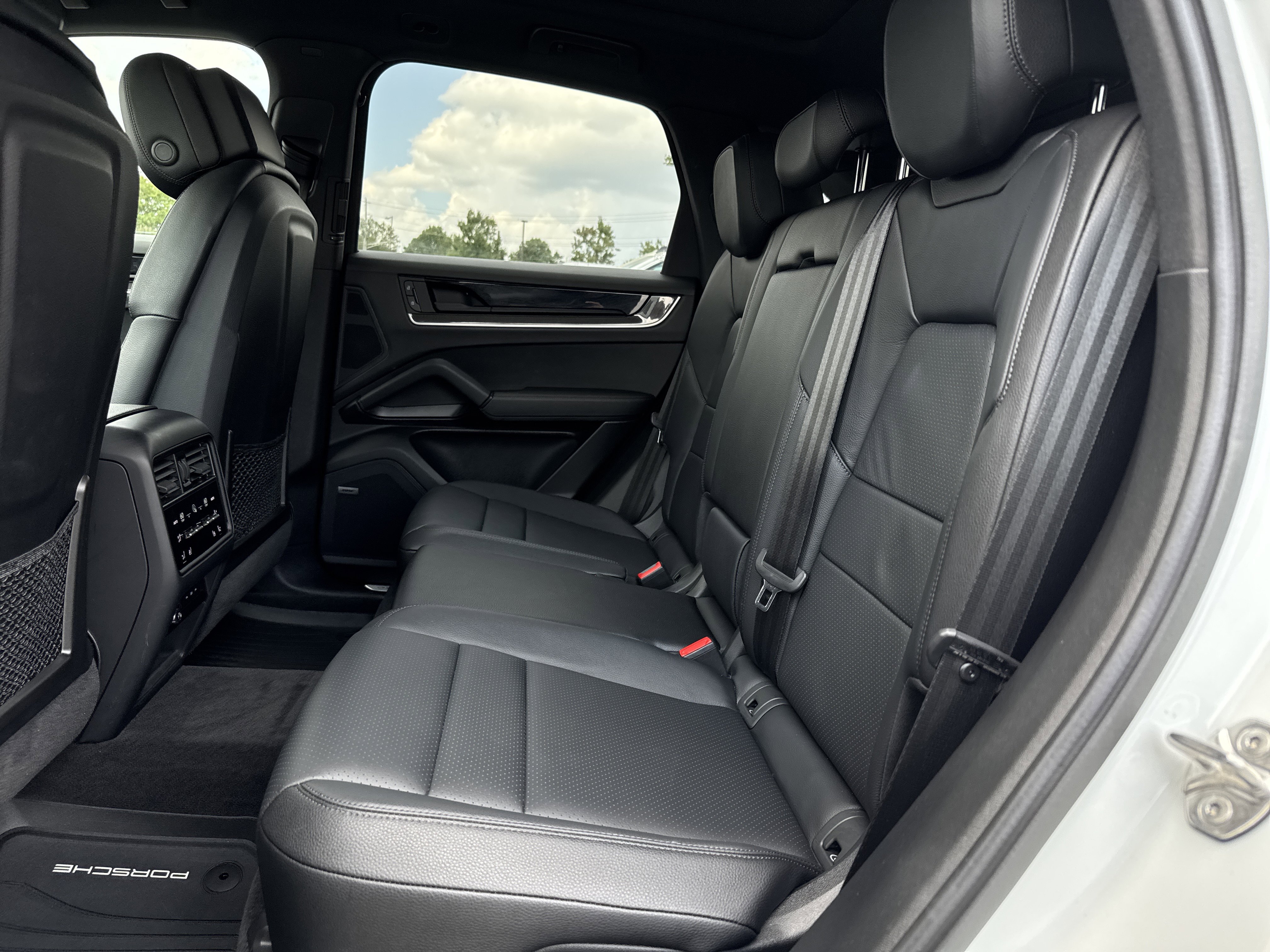 Used 2024 Porsche Cayenne image 30