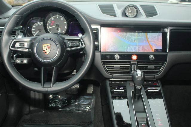 Certified 2025 Porsche Macan image 6