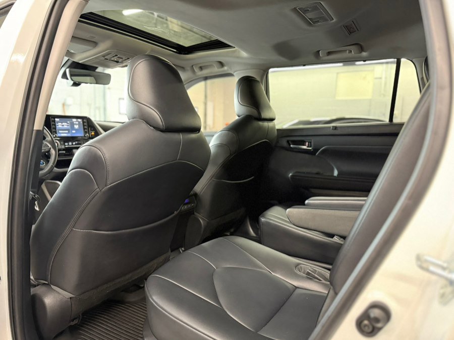 Used 2021 Toyota Highlander XLE AWD/4WD image 34