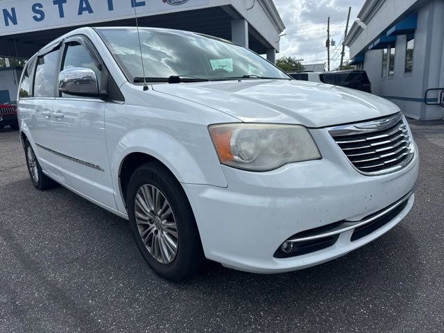 Used 2015 Chrysler Town & Country Touring-L FWD image 3