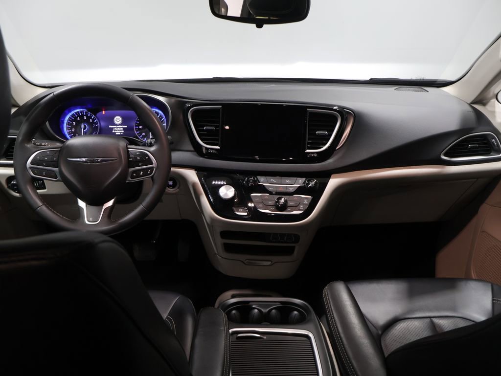 Certified 2024 Chrysler Pacifica Touring-L image 18
