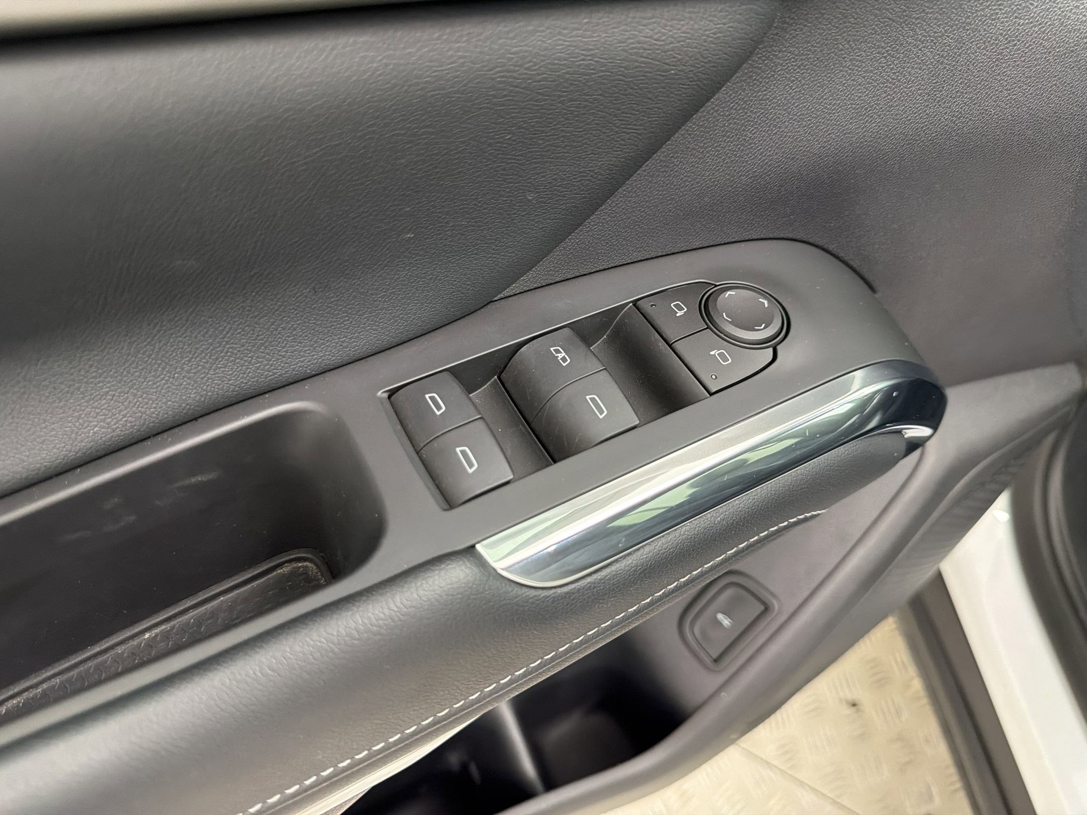 Used 2024 Chevrolet Traverse LT w/ LPO, Floor Liner Package FWD image 12