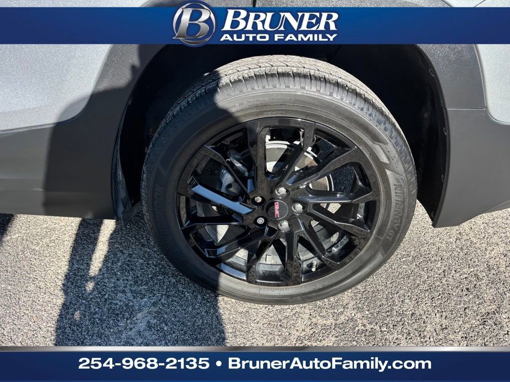 Used 2024 GMC Terrain SLE w/ Driver Convenience Package image 9