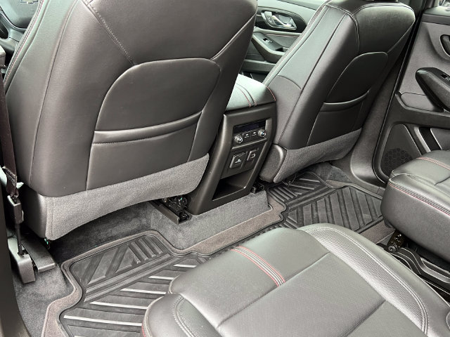 Used 2023 Chevrolet Traverse RS AWD/4WD image 39