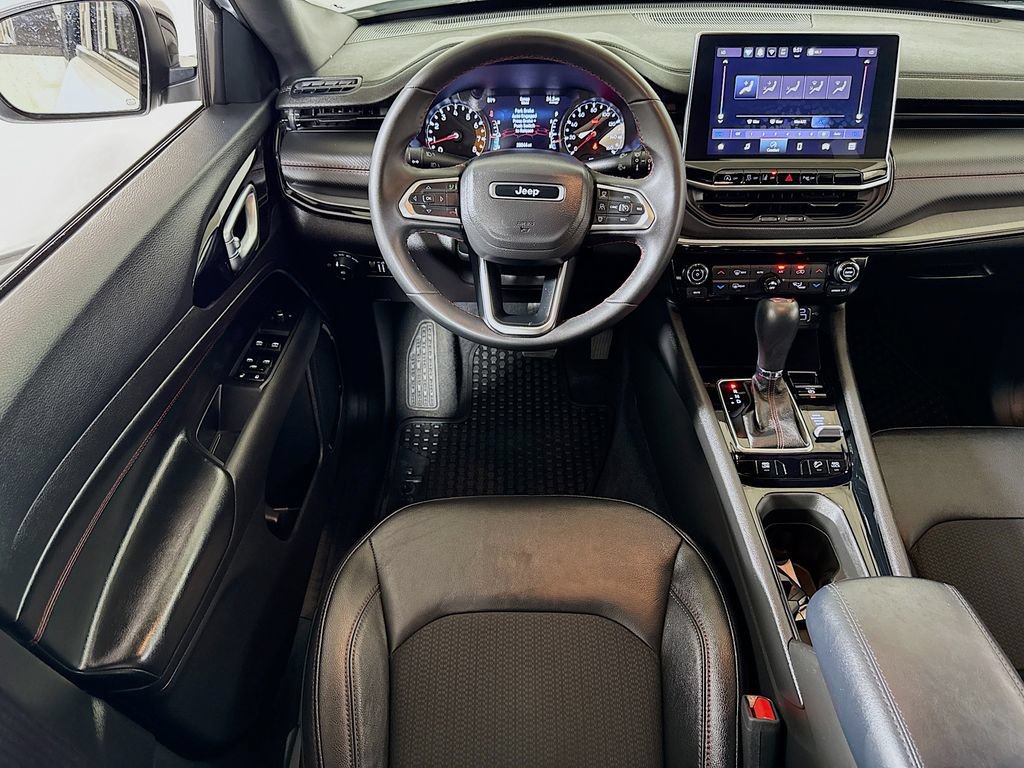 Used 2025 Jeep Compass Trailhawk AWD/4WD image 18