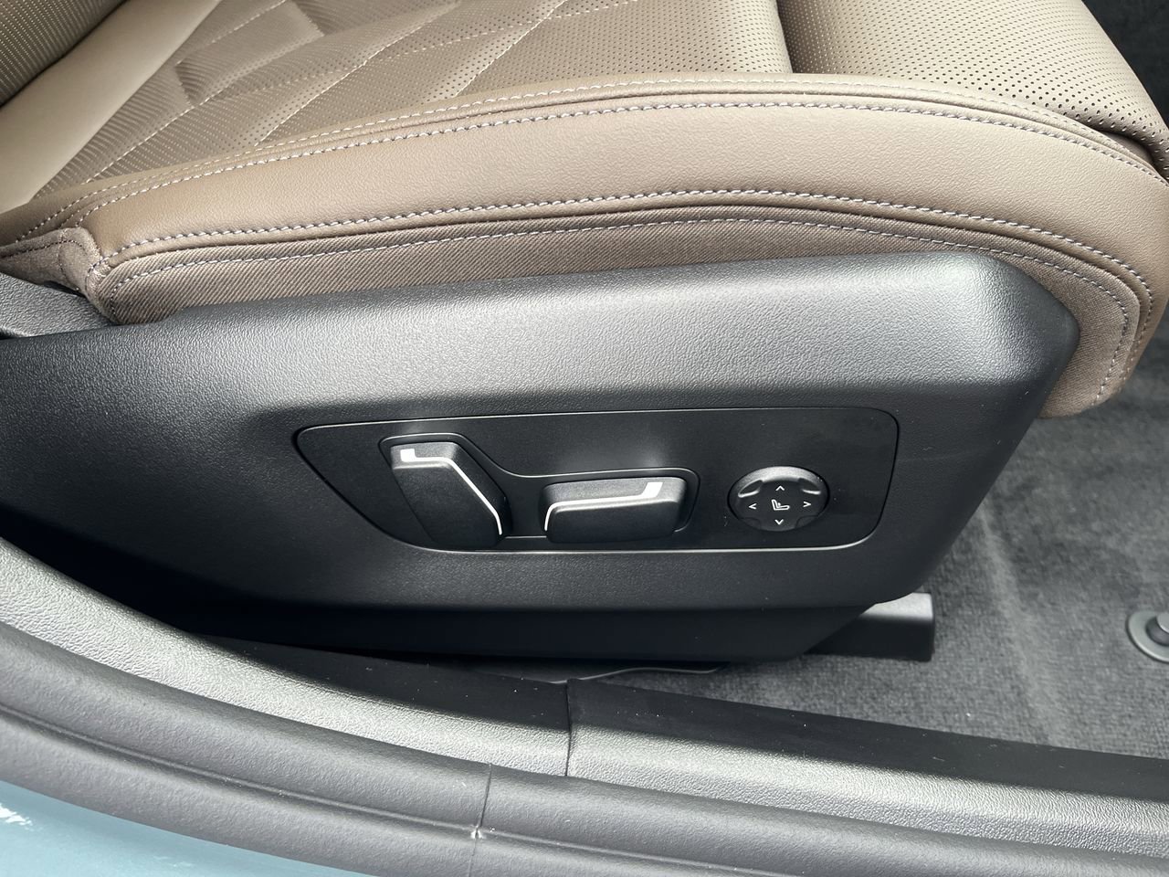 Used 2026 BMW 530i w/ M Sport Package RWD image 38