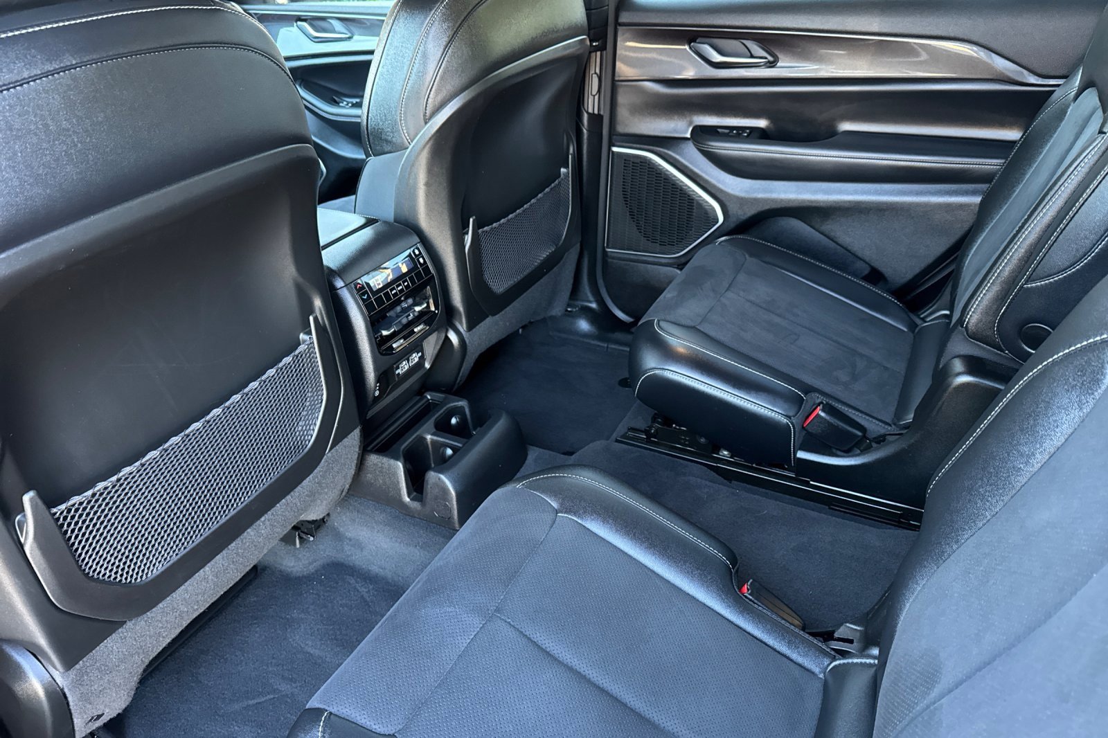 Used 2023 Jeep Grand Cherokee L Laredo image 11