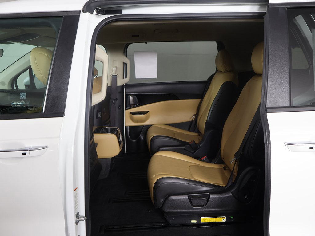 Used 2023 Kia Carnival EX image 29