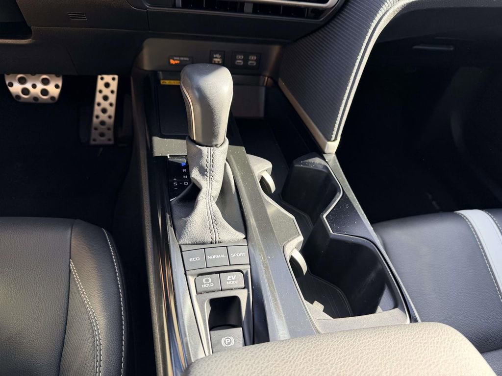 Used 2025 Toyota Camry SE image 6