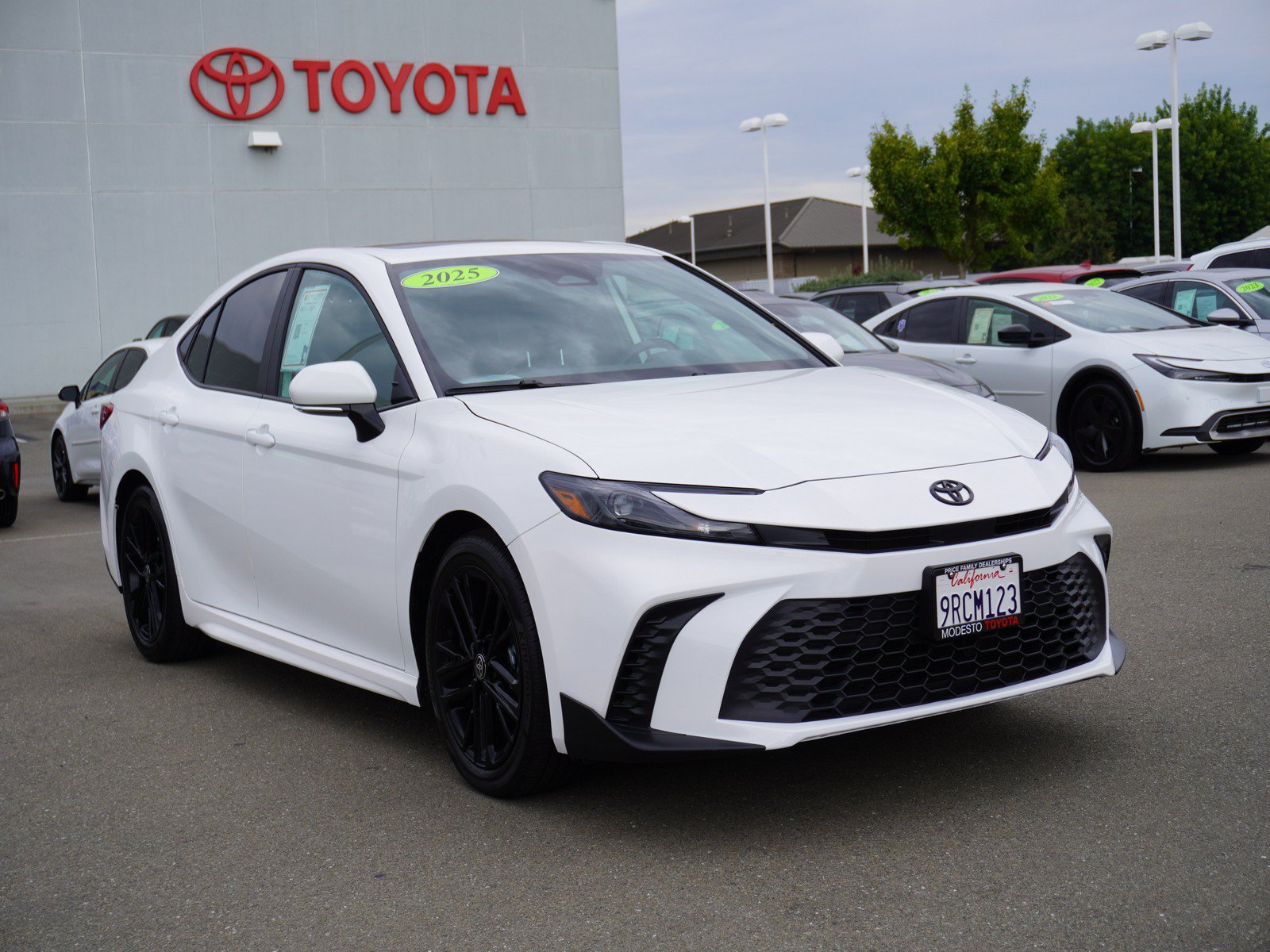 Used 2025 Toyota Camry SE w/ Multimedia Upgrade Package FWD video 1