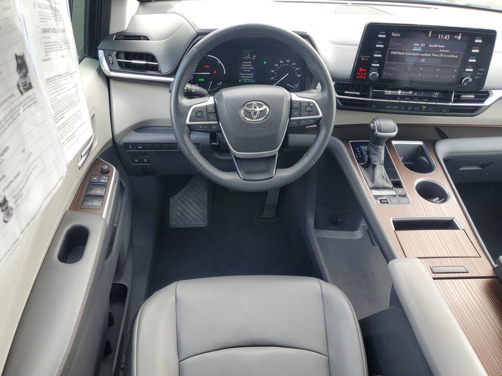 Used 2022 Toyota Sienna XLE image 11