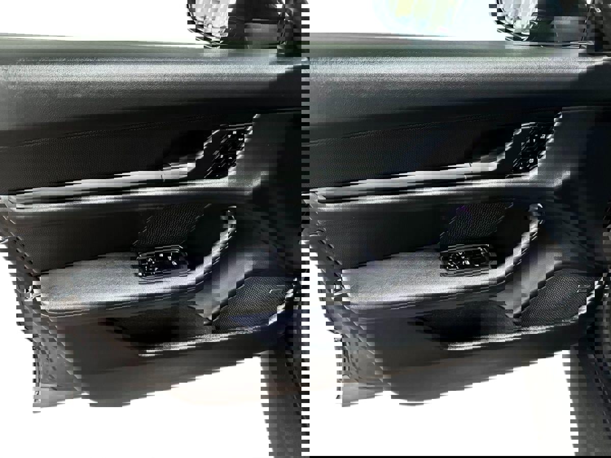 Used 2021 Porsche Taycan image 9