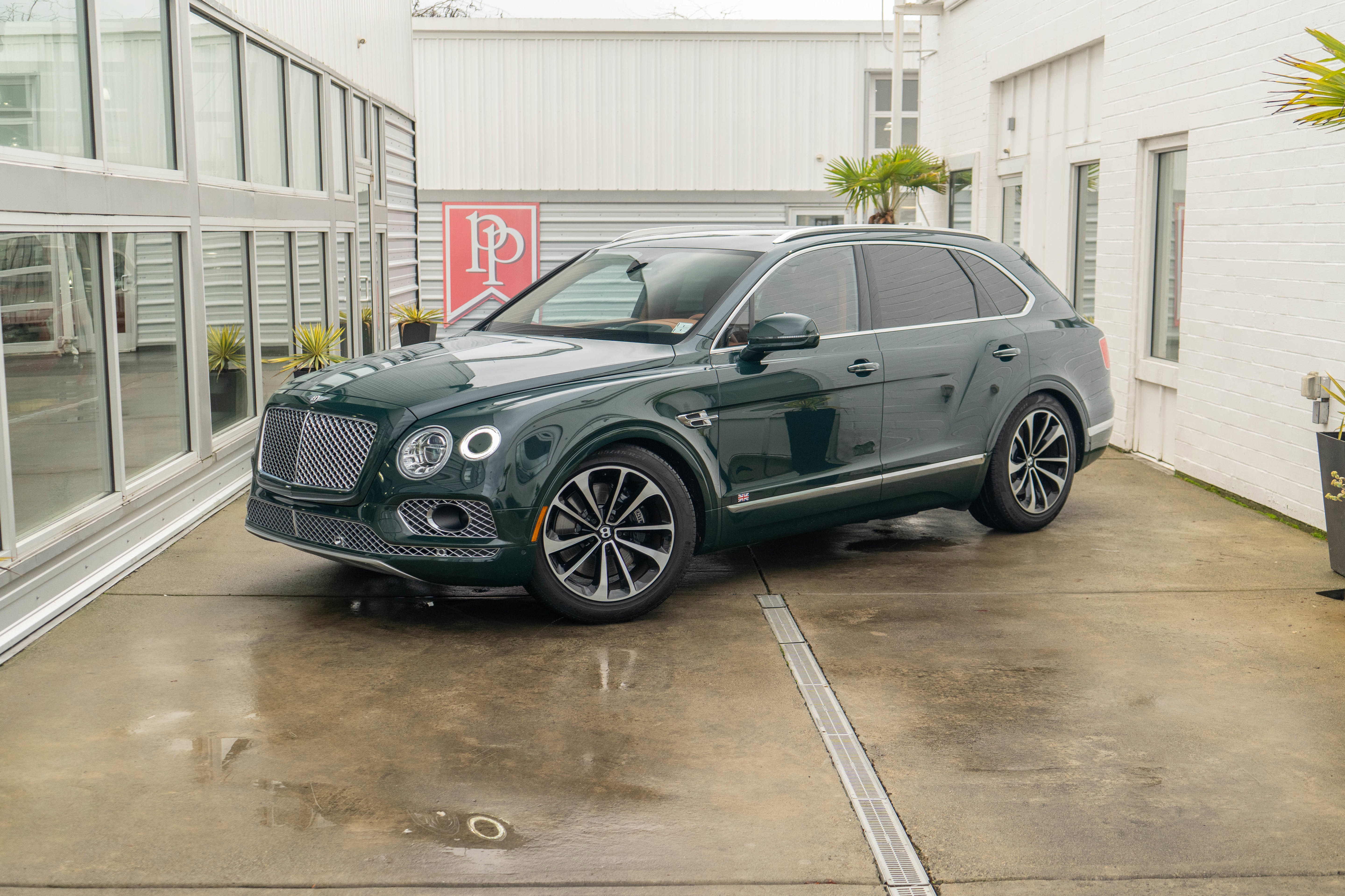 Used 2017 Bentley Bentayga image 2