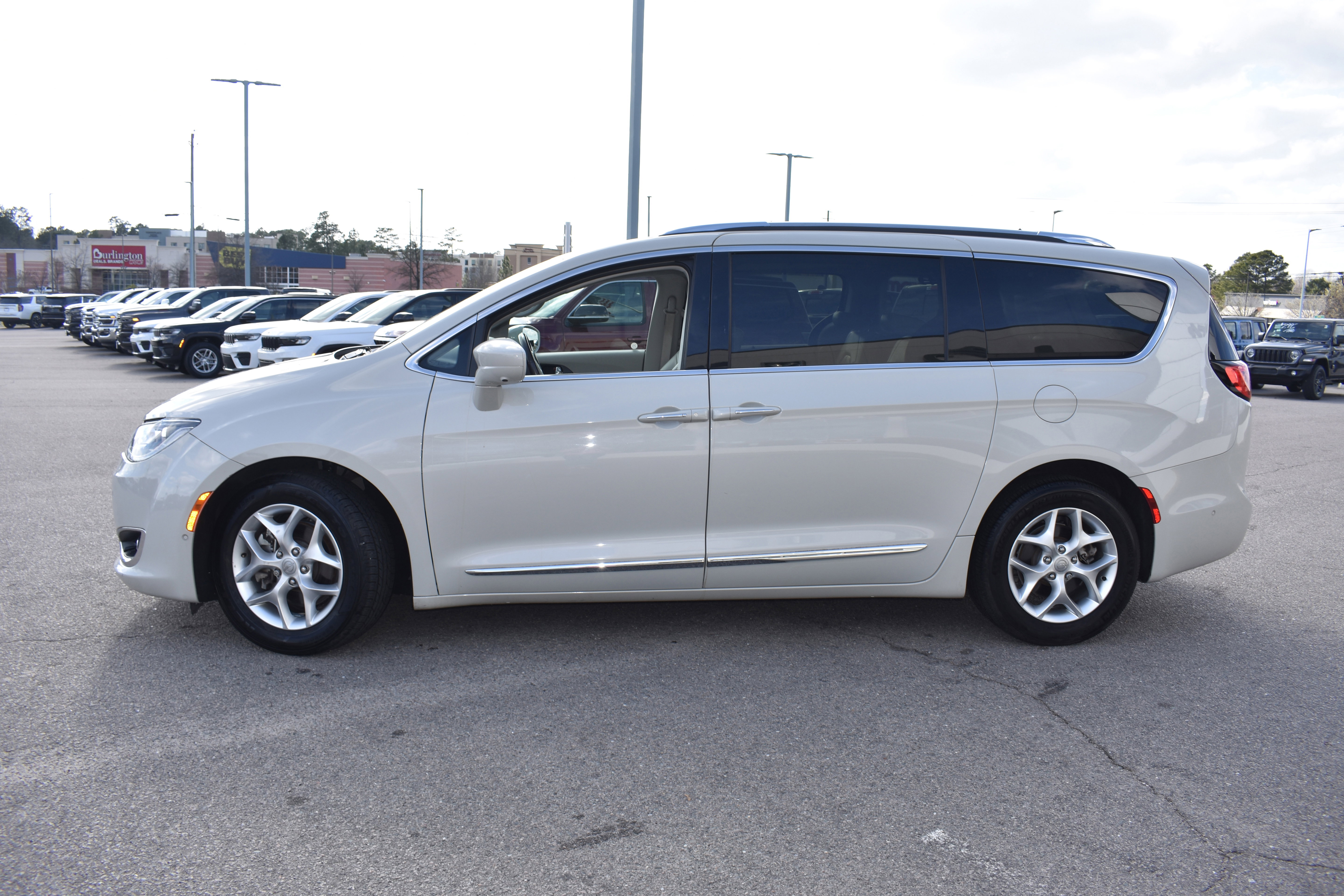 Used 2020 Chrysler Pacifica Touring-L Plus w/ Tire & Wheel Group image 6