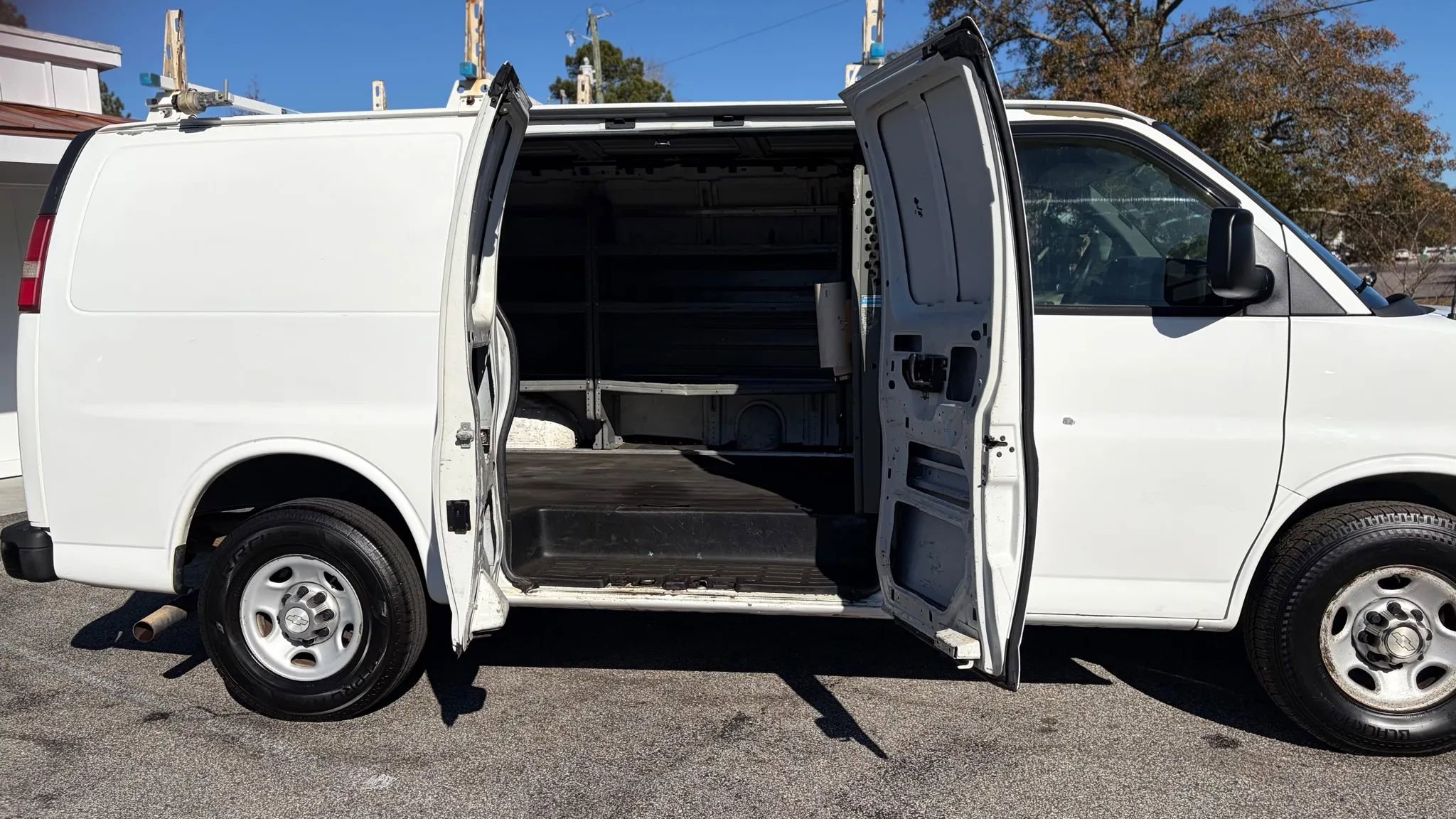 Used 2011 Chevrolet Express 2500 image 14
