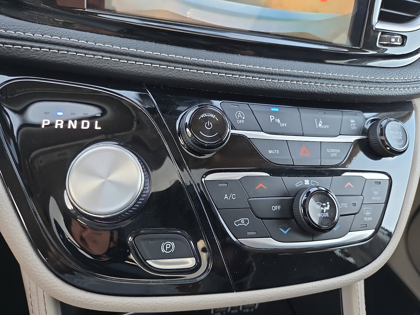 Used 2024 Chrysler Pacifica Limited image 15