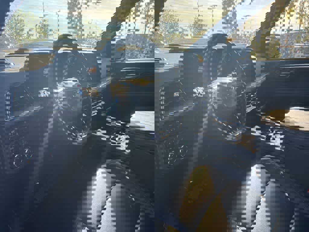 Used 2025 Chevrolet Suburban Z71 image 12