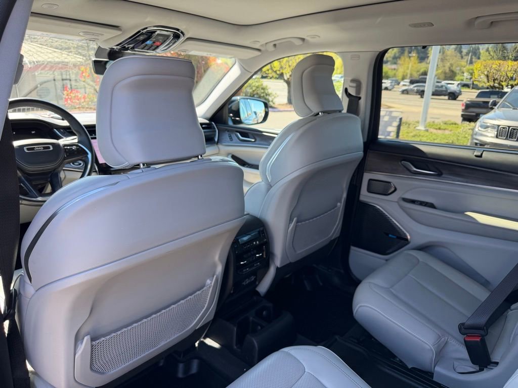 Used 2022 Jeep Grand Cherokee L Overland w/ Luxury Tech Group IV AWD/4WD image 32