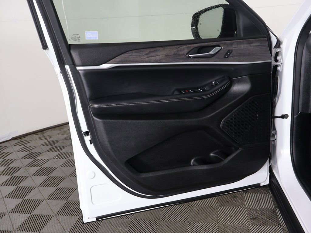 Used 2023 Jeep Grand Cherokee Limited w/ Luxury Tech Group II image 25