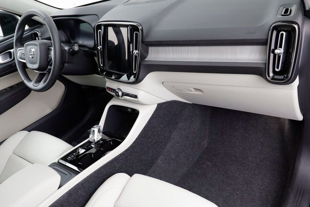 Used 2026 Volvo XC40 B5 Ultra w/ Climate Package image 21