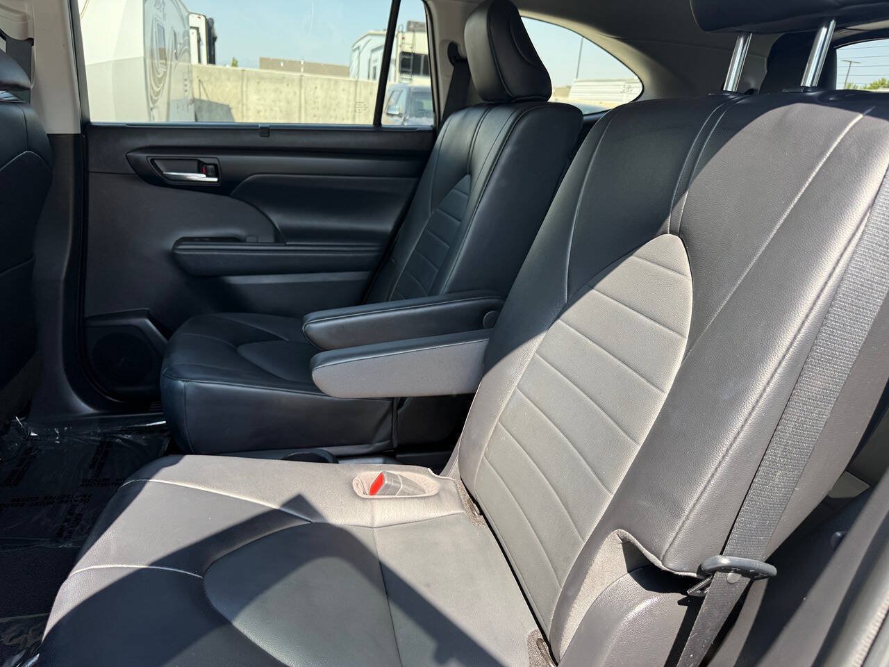 Used 2022 Toyota Highlander XLE AWD/4WD image 19