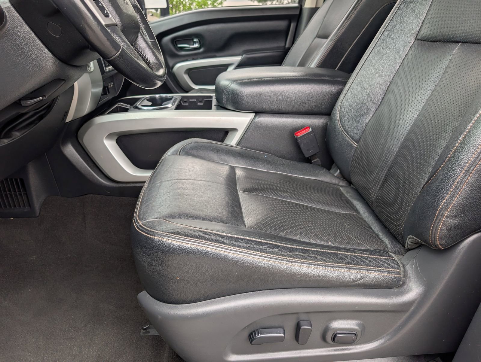 Used 2019 Nissan Titan SV w/ SV Convenience Package image 15