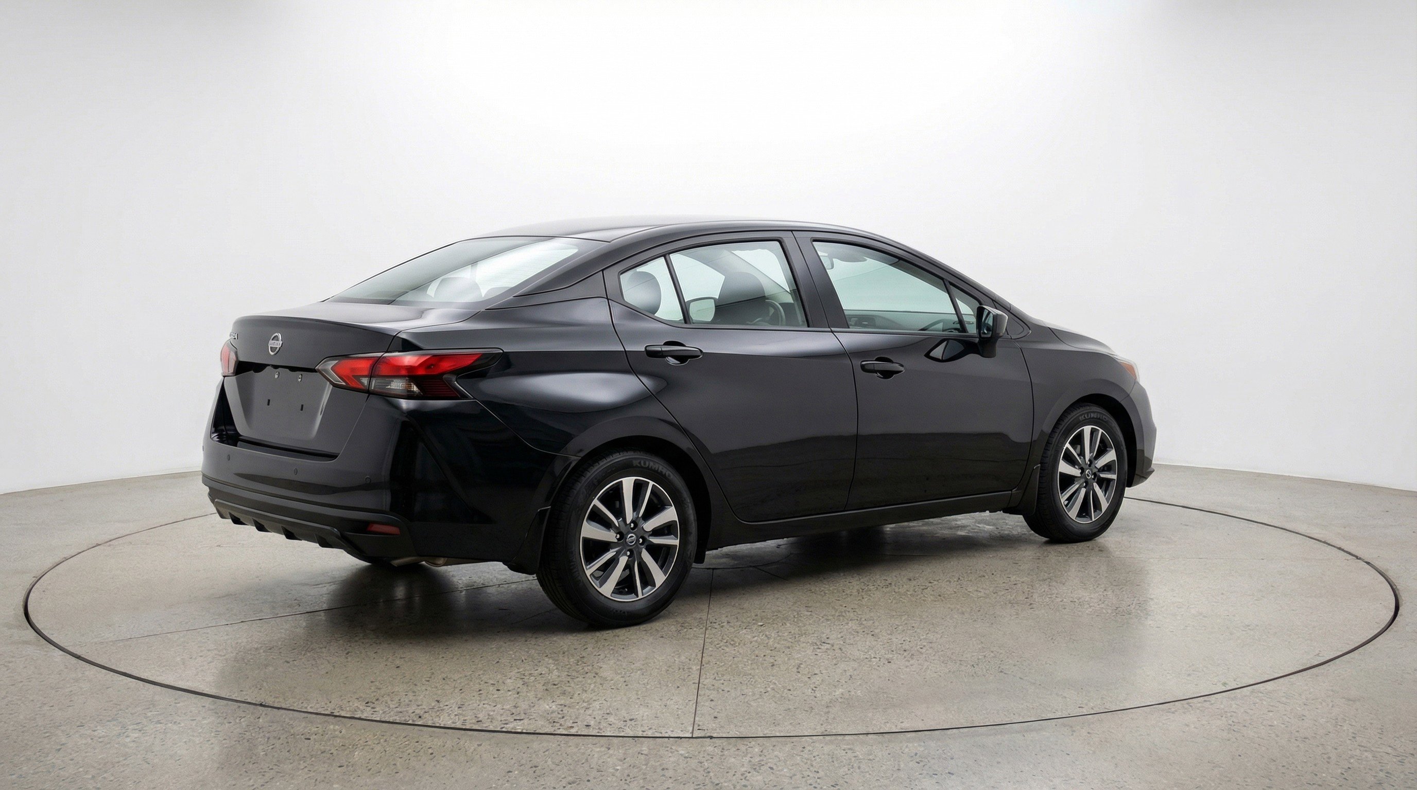 Used 2025 Nissan Versa SV image 9