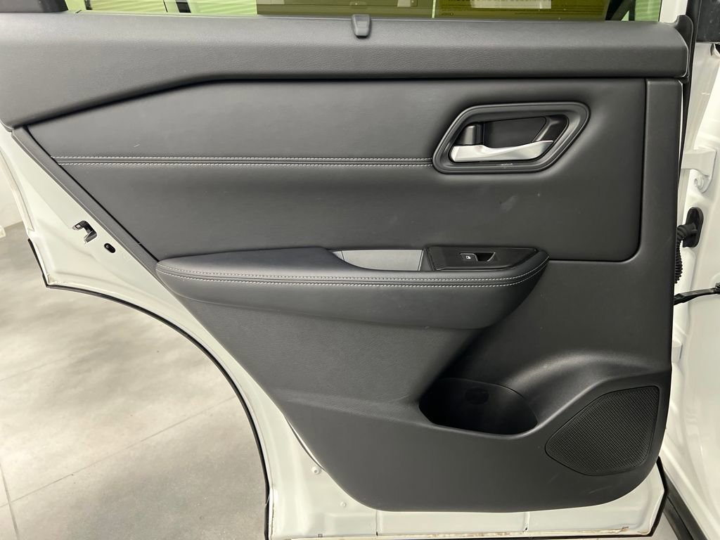 Used 2025 Nissan Rogue SL w/ Tech Package image 15