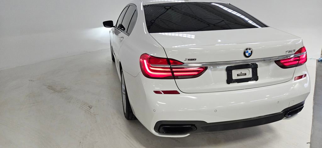 Used 2017 BMW 750i xDrive image 7
