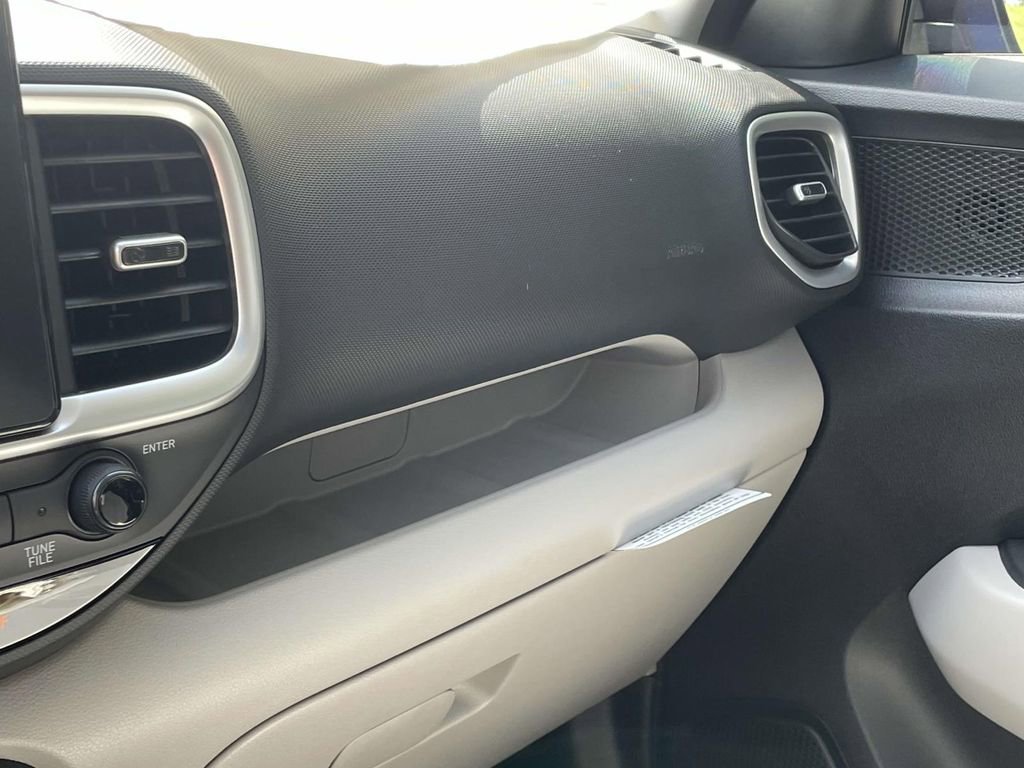 New 2025 Hyundai Venue SEL image 30