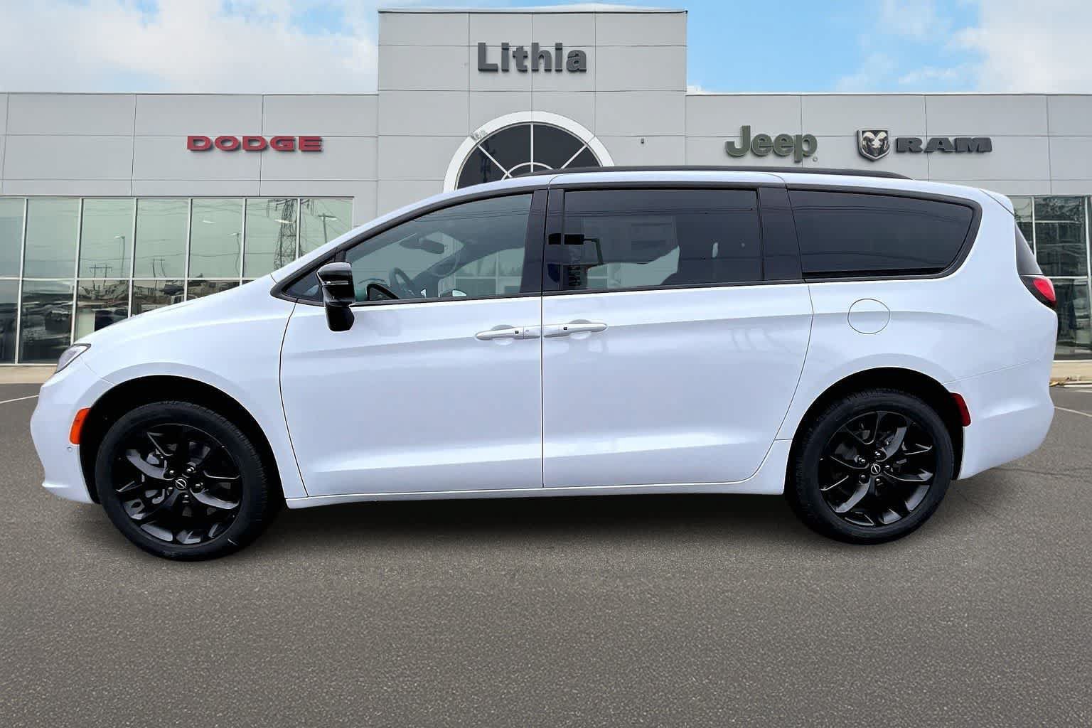New 2026 Chrysler Pacifica Limited w/ Uconnect Theater Family Group AWD/4WD image 3