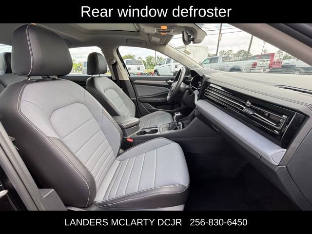 Used 2025 Volkswagen Jetta SE FWD image 10