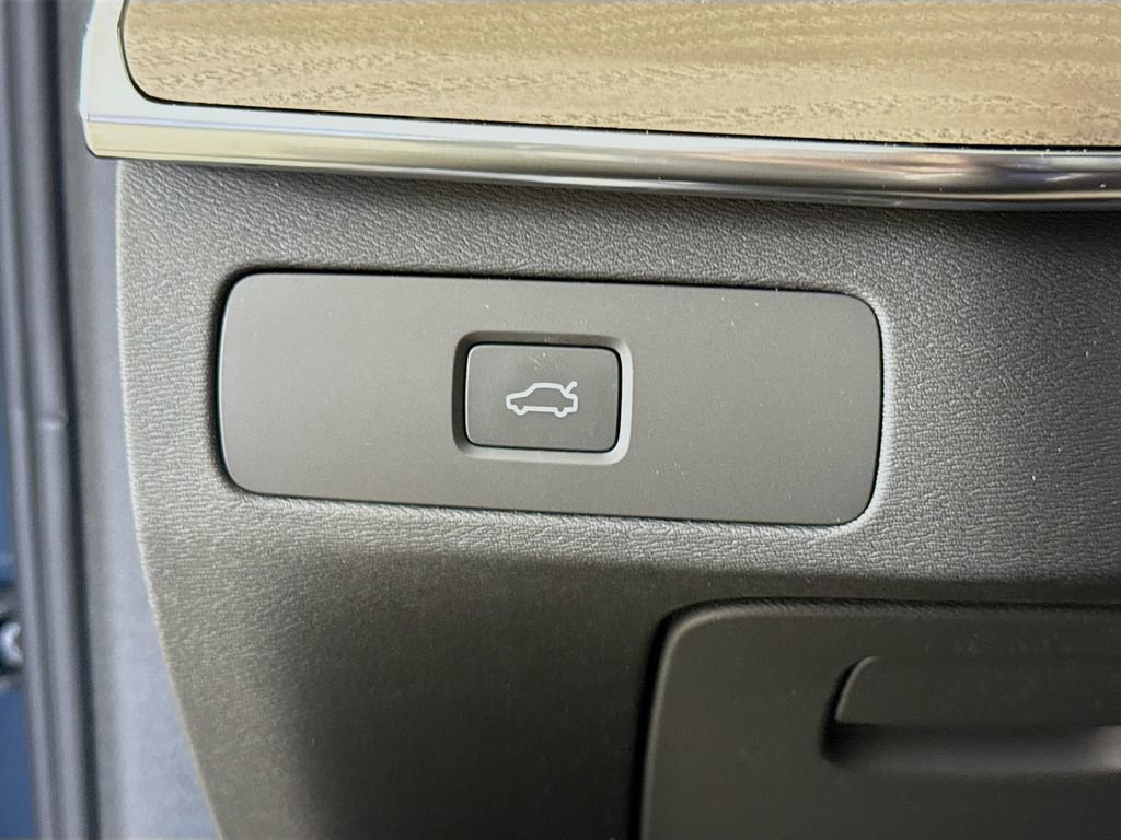 New 2026 Volvo XC90 B6 Plus w/ Protection Package Premier AWD/4WD image 10