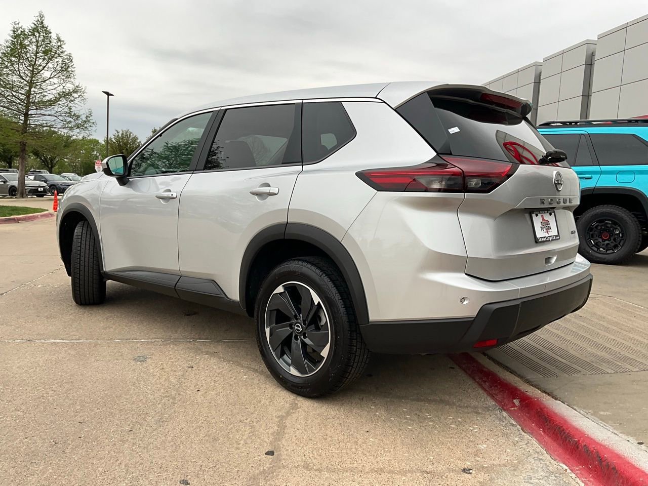 Used 2025 Nissan Rogue SV image 8