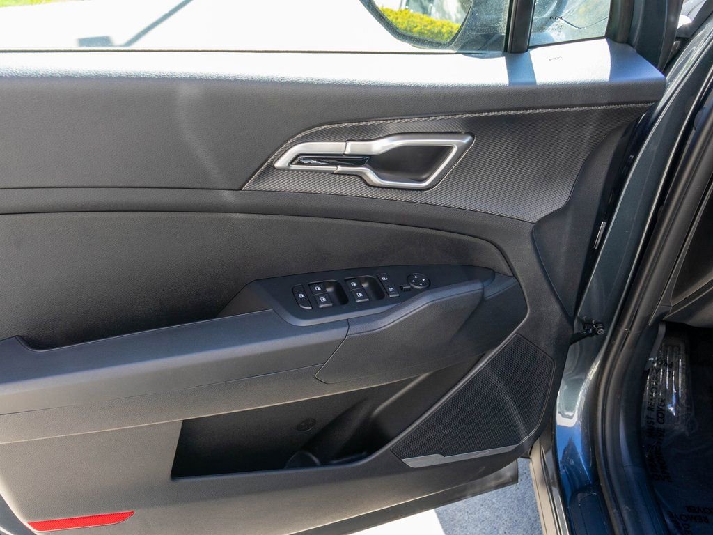 Used 2025 Kia Sportage LX image 12