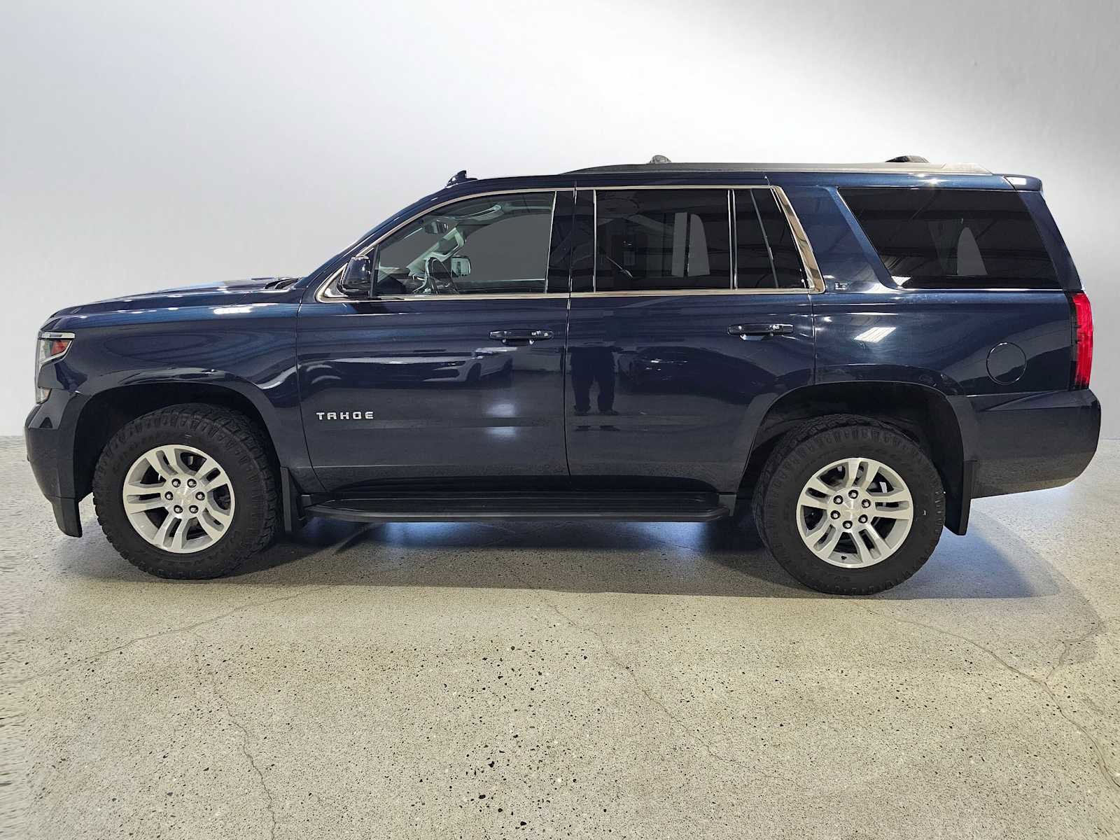 Used 2019 Chevrolet Tahoe LT w/ Luxury Package AWD/4WD image 4