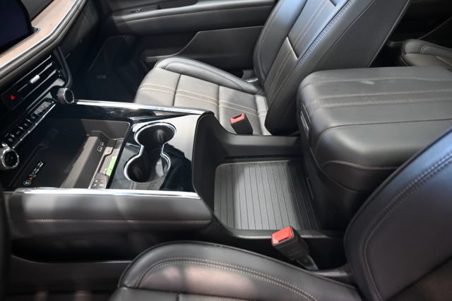 Used 2025 Chevrolet Suburban High Country AWD/4WD image 24