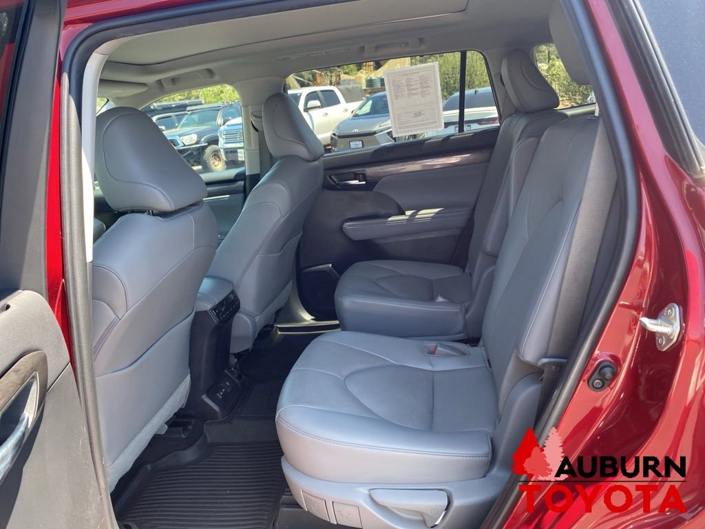 Used 2022 Toyota Highlander Platinum AWD/4WD image 32