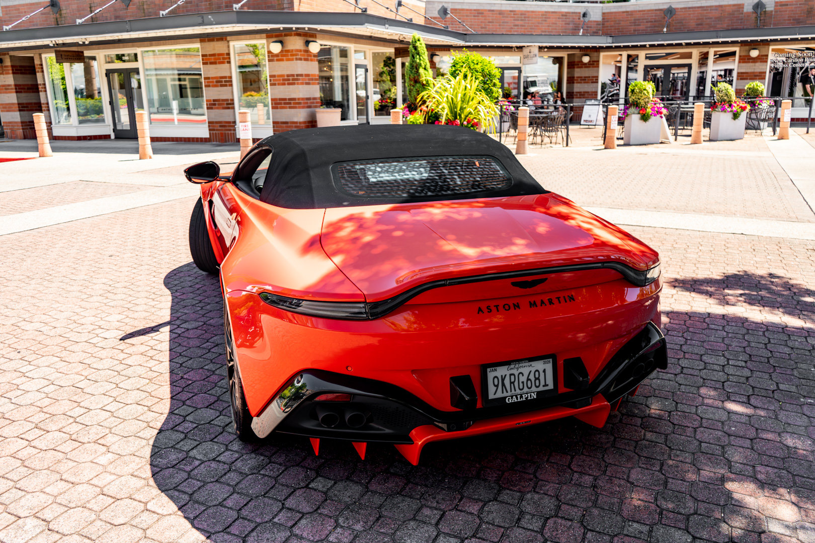 Used 2023 Aston Martin V8 Vantage Roadster RWD image 38